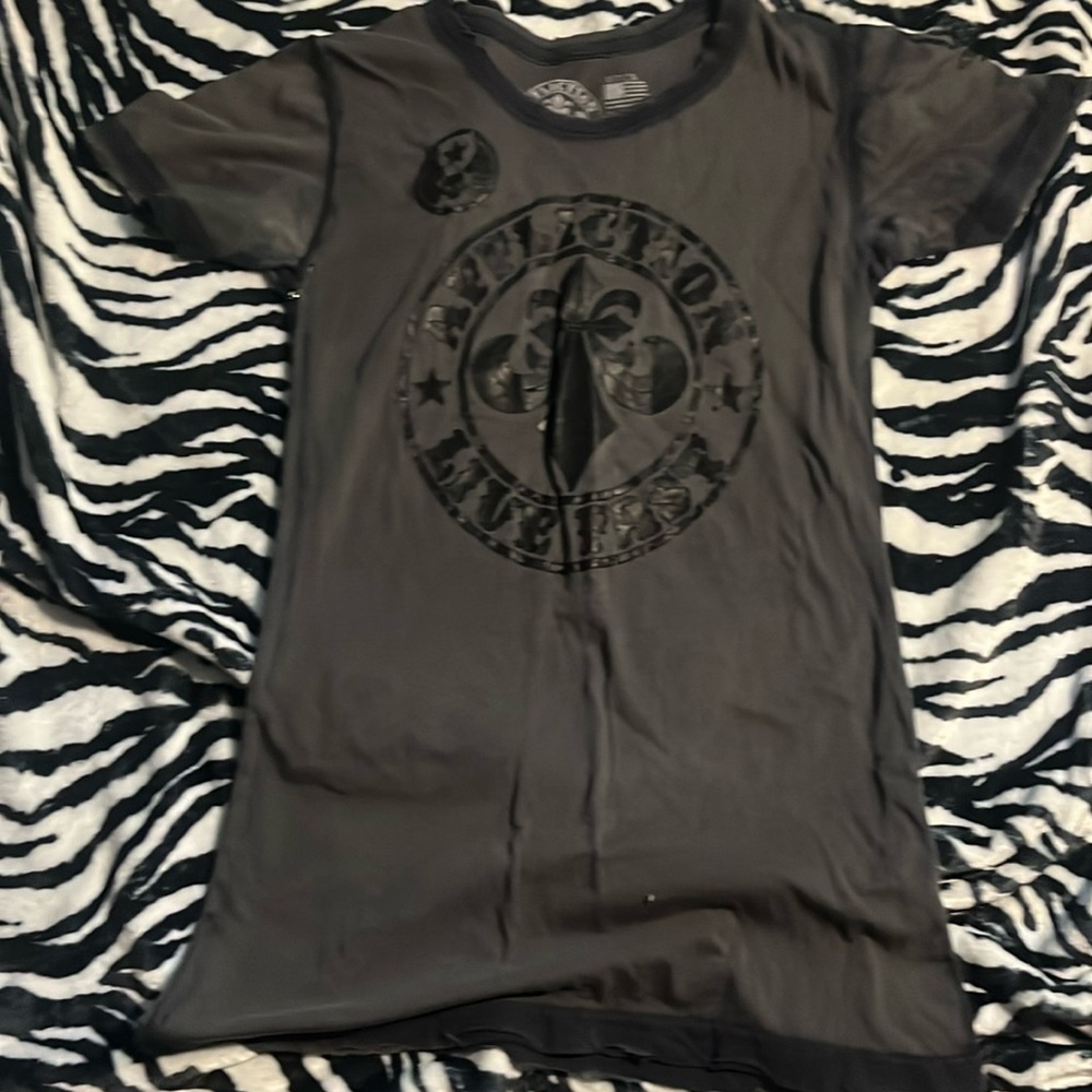 grey affliction shirt has whole in armpit that i used safety pins to close 😭